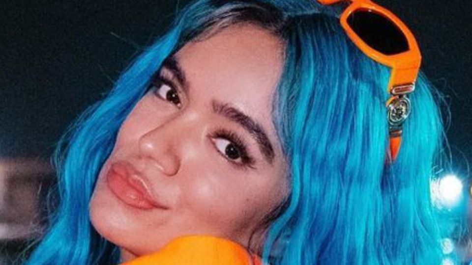 Bell Sima Karol G Deja Atr S El Cabello Azul Y Sorprende Con Esta Foto