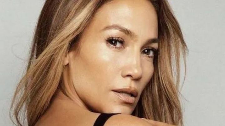 Jennifer Lopez demuestra cómo llevar puesto un vestido con transparencias después de los 50