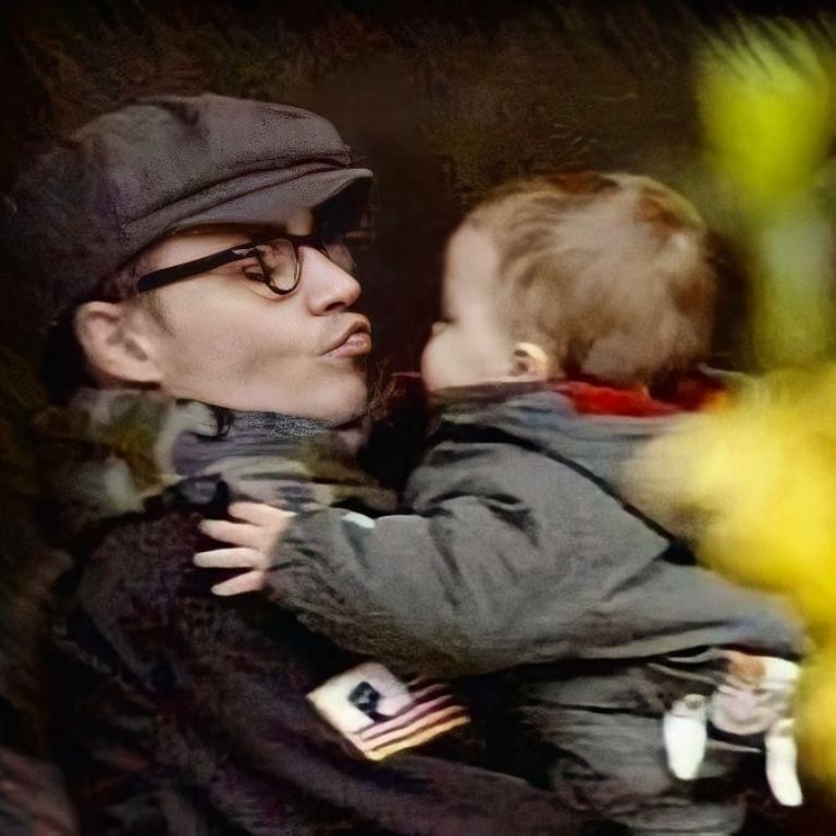 Johnny Depp junto a su hijo. Fuente: (Instagram @johnny_depp_fan___)