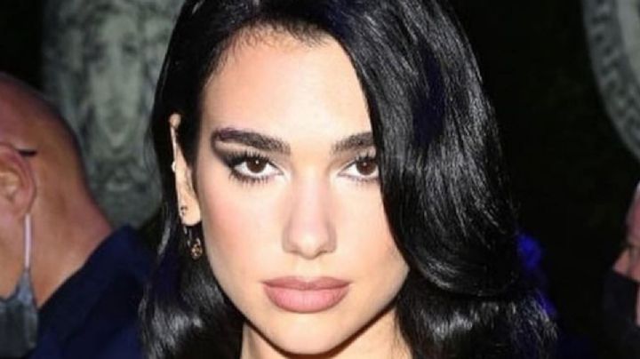 En top rayado, Dua Lipa demuestra por qué es una de las mujeres más bellas