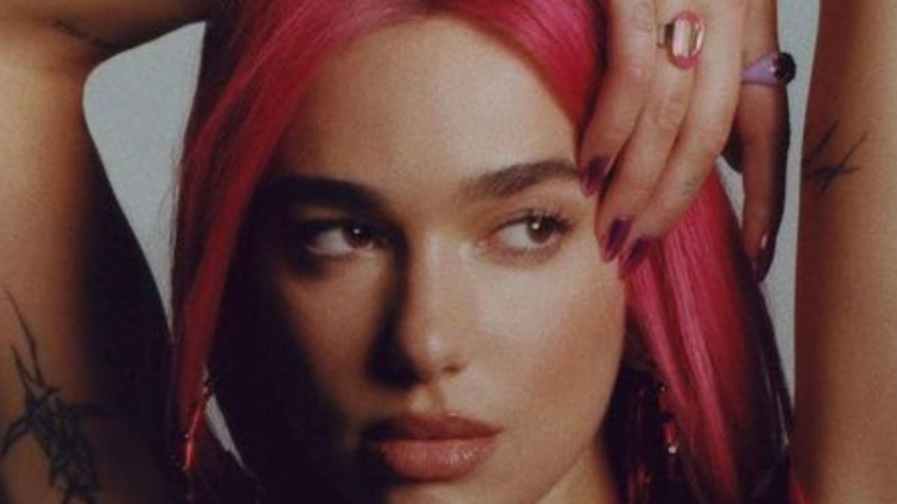 Hermosa Dua Lipa Muestra Cómo Llevar El Pelo Rosa La Sabrosita 8816