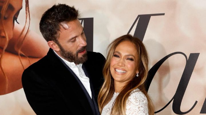 Desde la cama, Jennifer Lopez luce espléndida tras dar el sí con Ben Affleck