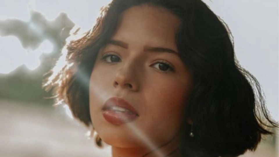 Ángela, posando. Fuente: Instagram @angela_aguilar_

