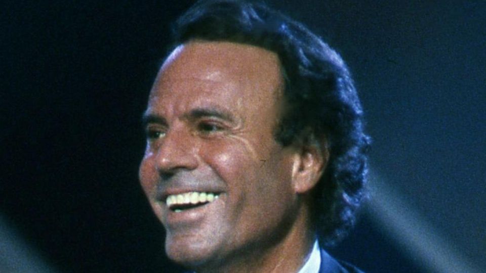 Julio Iglesias, posando. Fuente: Fuente Archivo La Sabrosita.