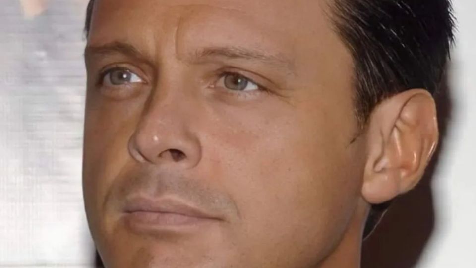 Luis Miguel, posando. Fuente: Fanpage Instagram @mickyeterno