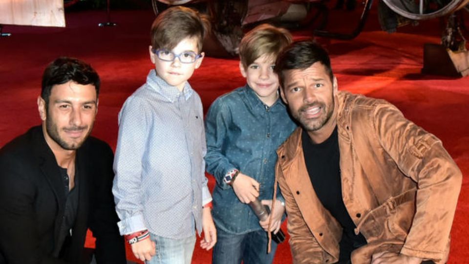 Ricky junto a Jwan y sus hijos. Fuente: Instagram @telemundo