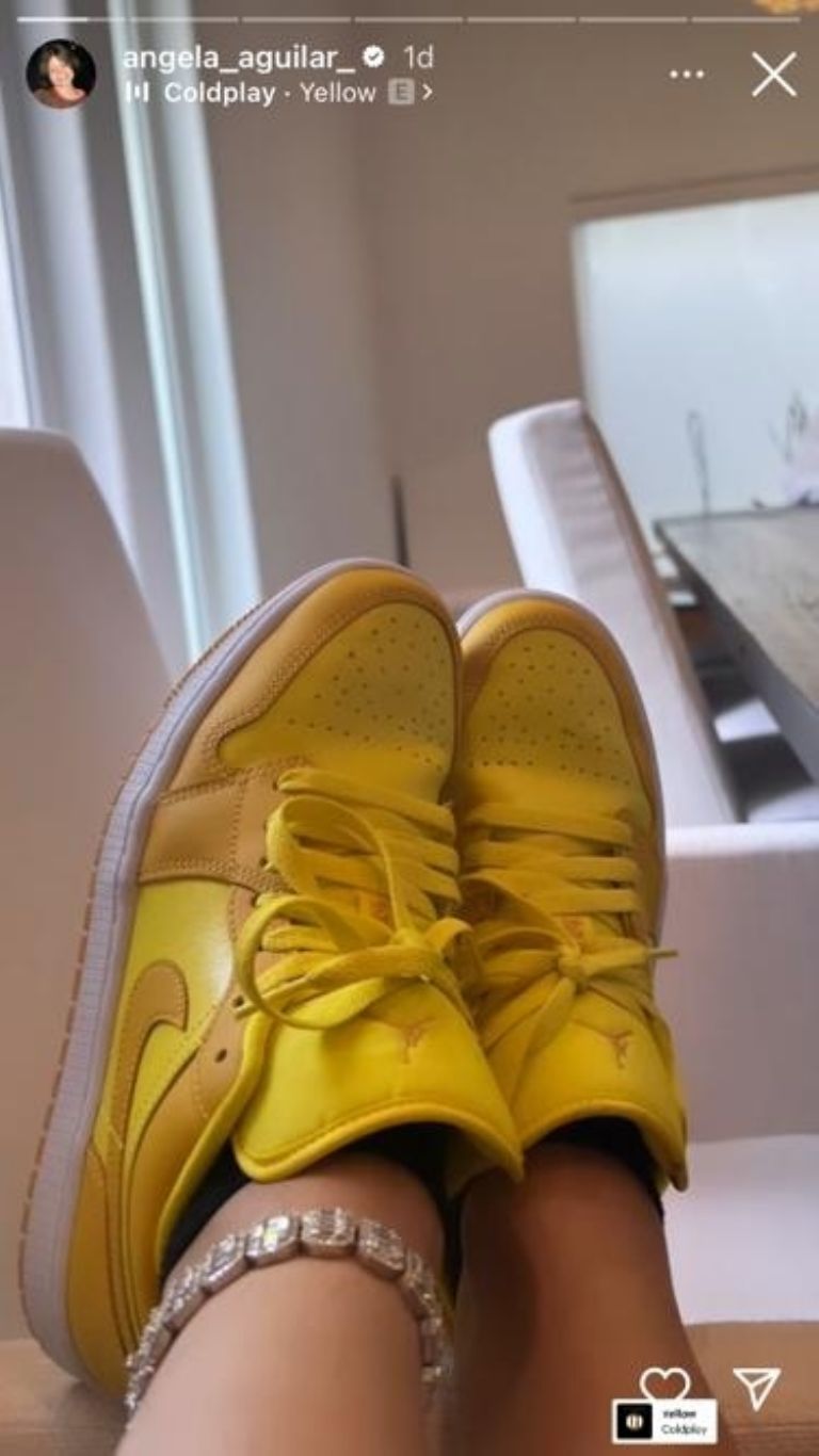 Ángela desde stories luciendo sus tenis amarillos. Fuente: Instagram @angela_aguilar_