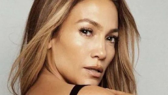 Jennifer Lopez demuestra cómo llevar puesto un vestido con transparencias después de los 50