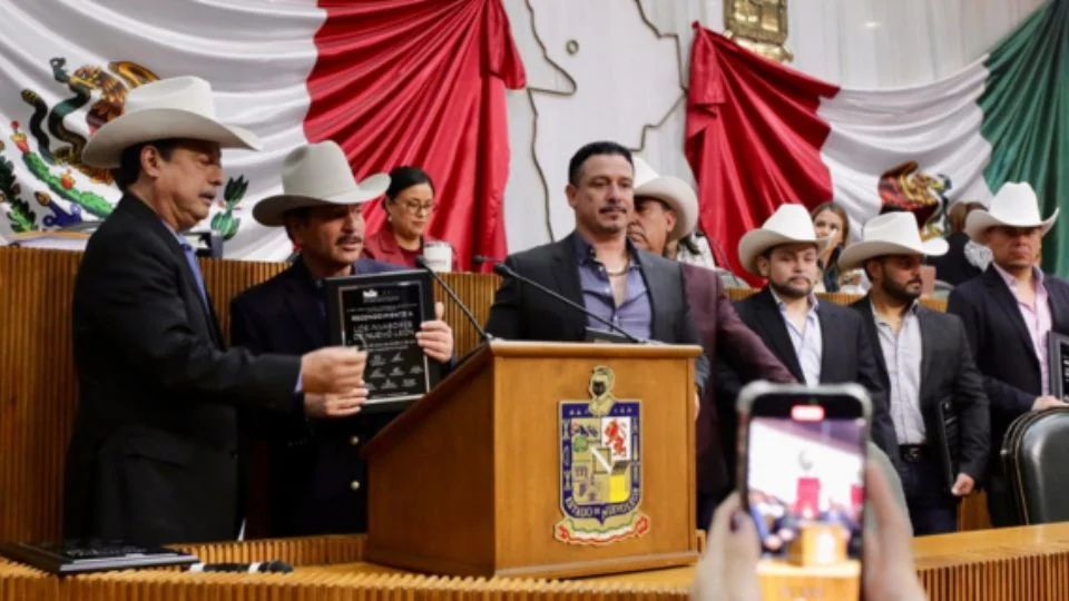 Integrantes de los Invasores de Nuevo León en reconocimiento en el Congreso del estado.
