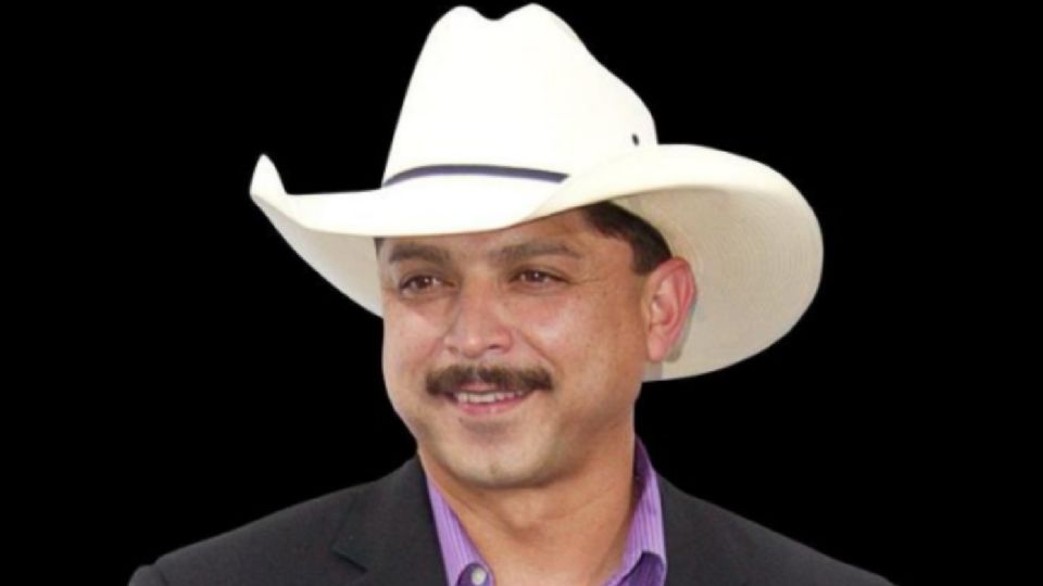 Emilio Navaira, cantante de música tejana, conocido por temas como 'Ella es así', 'Bailando contigo', 'Ya no me pones atención', entre otros.