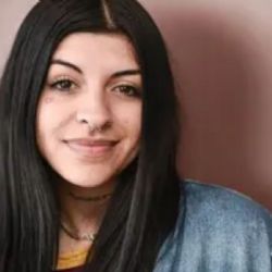 Cazzu aún mantiene fotos de Christian Nodal en su casa