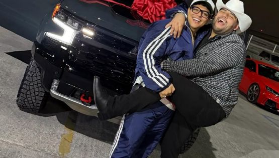 Eduin Caz le regala costosa camioneta a su acordeonista por su cumpleaños