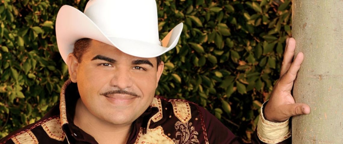 Chuy Lizárraga se hace viral por su reacción al ver a 2 hombres besándose en su concierto