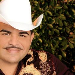 Chuy Lizárraga se hace viral por su reacción al ver a 2 hombres besándose en su concierto