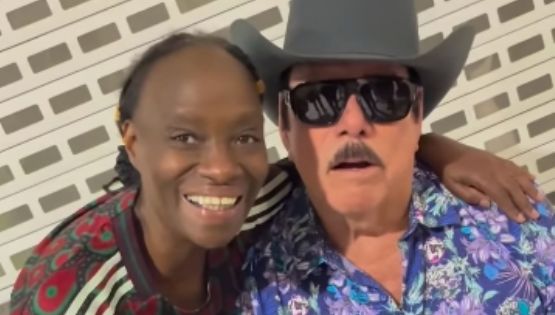 Mujer de Kenia reconoce a Lalo Mora y pide tomarse una foto con él