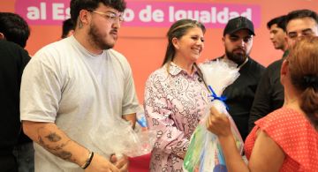 Grupo Frontera entrega laptops y útiles escolares a centro para migrantes en Monterrey
